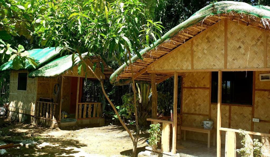 Traditional Filipino Transient House And Huts Near 100 Islands Wharf Аламинос Екстериор снимка